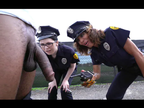 Policiais mulher caíram fácil na tromba do negão