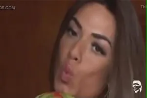 Nicole Bahls nua mostrando pepeca toda linda sem frescuras