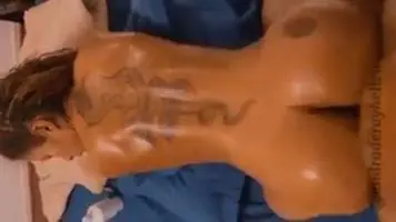 Lesbians Porn: Rayhellen Andrade gemendo dando buceta