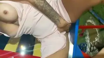 Tayna sentando no consolo no parquinho
