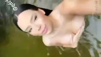 Nathalie Cortez na cachoeira: pelada e filmando