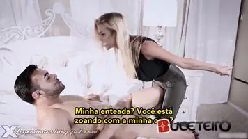 Loira dá lição de buceta em enteada: sexo legendado com namorado fodendo e boquete