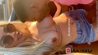 Transando com a novinha, chupou peitos e passou mão na buceta da Laine Loirinha