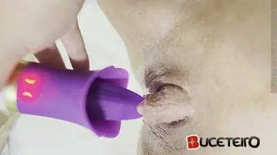 Bucetão da Carla Bora com brinquedinho esfregando: hq pornô