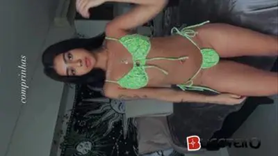 Beca (@beca) arrombando o cu com biquinis