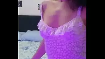 Asiatica tirando a roupa