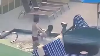 Casal fudendo na piscina