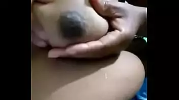 chupar os seios chupar os seios Vou te alimentar com minha boceta, primeiro chupar meus seios pequenos e depois lamber todos os sucos dessa boceta de bo