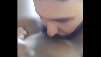 como chupar um buceta como chupar um buceta MÃE GOSTOSA Masturba o ENTEADO No Sofá