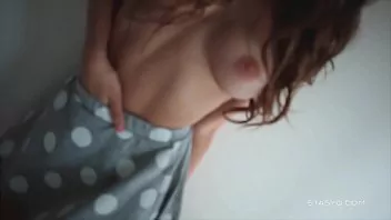 Gostosa peituda tirando a roupa