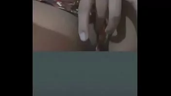 Mulher melão tocando siririca