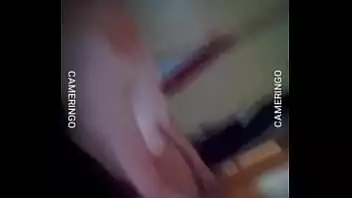 Mulher usando sugador de clitóris