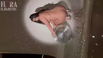 Novinha tirando a roupa na live