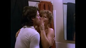 Nudes de mulher no banheiro