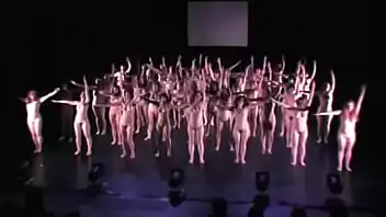 Pipokinha nua no palco