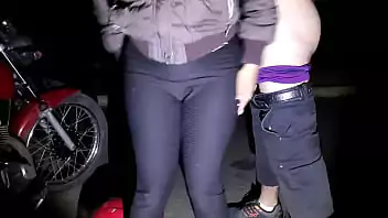 Travesti dando cu na rua