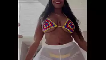 Velha se exibindo