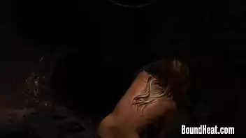 Victoria matossa nua