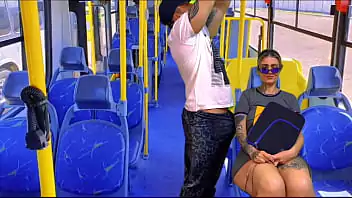 Casal transando dentro do ônibus