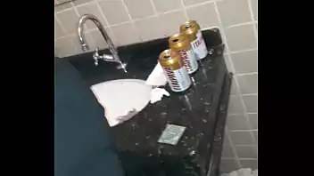 Comendo a madrasta no banheiro