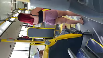 Fudendo dentro do ônibus