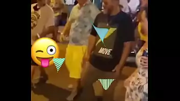 Gostosa sentando de frente