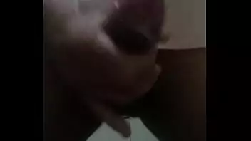 Homem batendo punheta e gozando