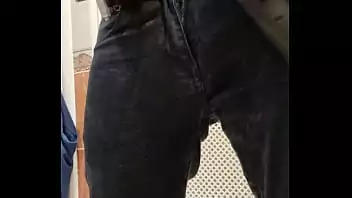 Homem de pau duro no banheiro