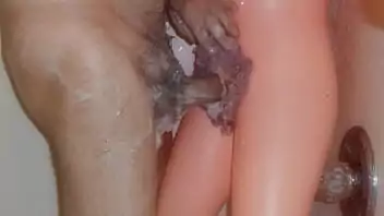 Homem fazendo sexo com boneca inflável