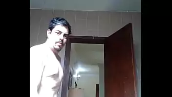 Homem nu mostrando o pau