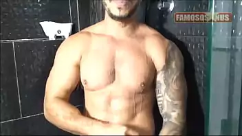 homem pelado academia Um grande homem tenta devolver a atleta de seios grandes, Aria, à atividade regular de treinamento com coisas profission 