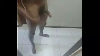 Homem pelado sozinho