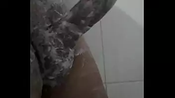 homem tomando banho de pau duro homem tomando banho de pau duro Homem gordinho tomando banho em leite magro