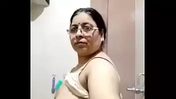 mães gostosas nuas encontro minha mãe nua em seu quarto, gravo ela e toco em seus seios enormes 