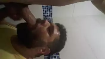 Mamando no banheiro gay