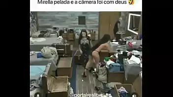 Mc mirella mostrando os peitos