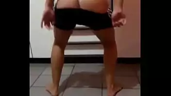 Morena cacheada rebolando pelada