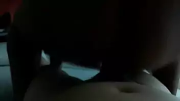 Morena sentando na pica