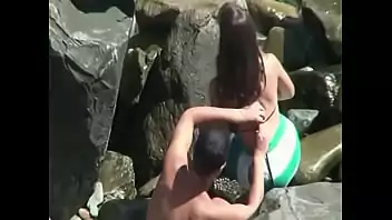 Mostrando a buceta na praia