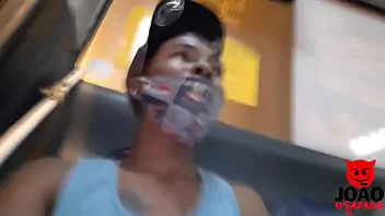 Mostrando o pau no ônibus