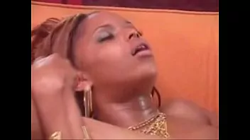 Mulata gostosa dando o cu