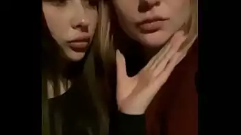 Mulher chupando a língua da outra