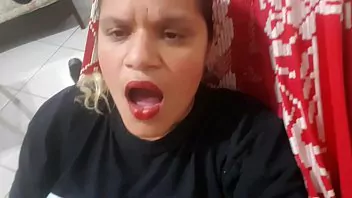 Mulher gozando na boca da outra