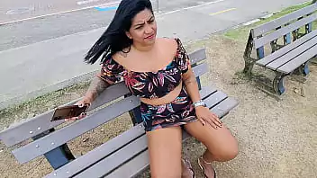 Mulher mostrando a buceta na rua