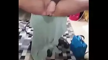 Mulher se masturbando e gemendo