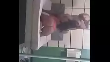 Mulher sentando no dildo