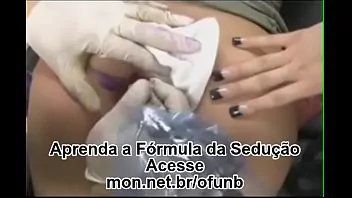 Mulher tatuando a vagina