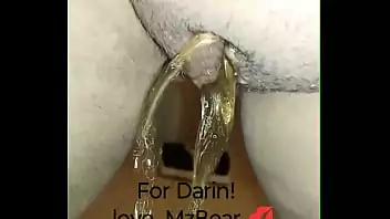 Mulheres mijando no banheiro