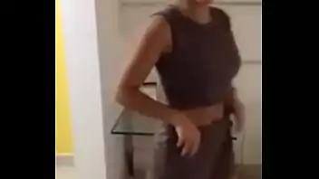 Mulheres peladas tirando a roupa