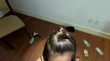 Novinha rebolando no pau